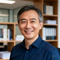 一位中年男性企业CTO的半身肖像照，他身穿深蓝色衬衫，面带微笑，背景是办公室书架，眼神自信而沉稳，商业摄影风格。